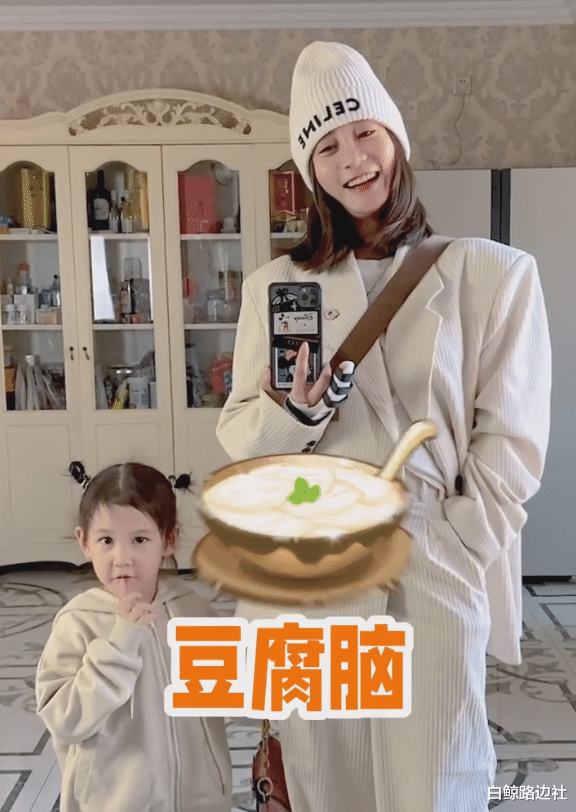 京剧|曹云金前妻骨折仍不忘晒娃！3岁女儿长相精致，被夸赞像混血娃娃