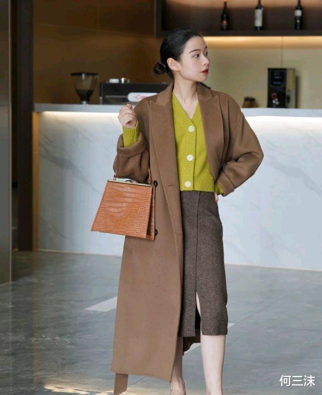 穿衣搭配|职场穿搭不要只会西装配西裤，可以尝试其他的风格，别有一番风味
