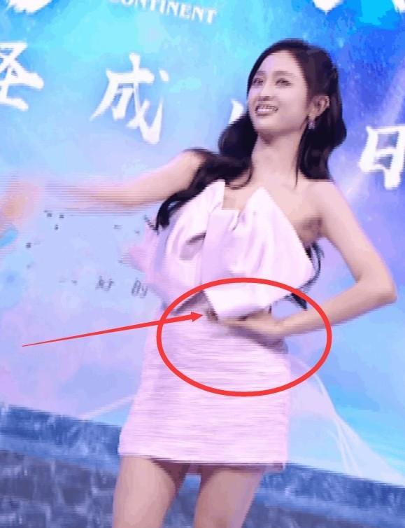 吴宣仪|当肖战的面跳舞，裙子意外往下滑，吴宣仪反应我看20遍都不过瘾