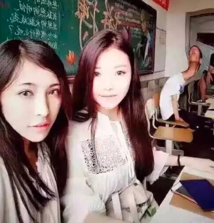 晓组织|网友P图把同学脖子都P歪了，结果被日本漫画家当成了素材