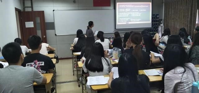 星叨叨 “双减”之后，有教师盯上了直播，是传播知识？还是变相补课？