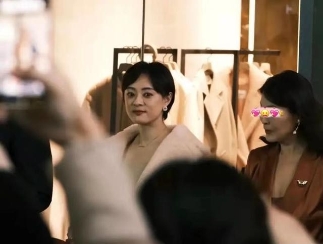 孙俪|孙俪要温度不要风度，穿3万大衣配皱巴巴的秋衣打底，全靠气质撑