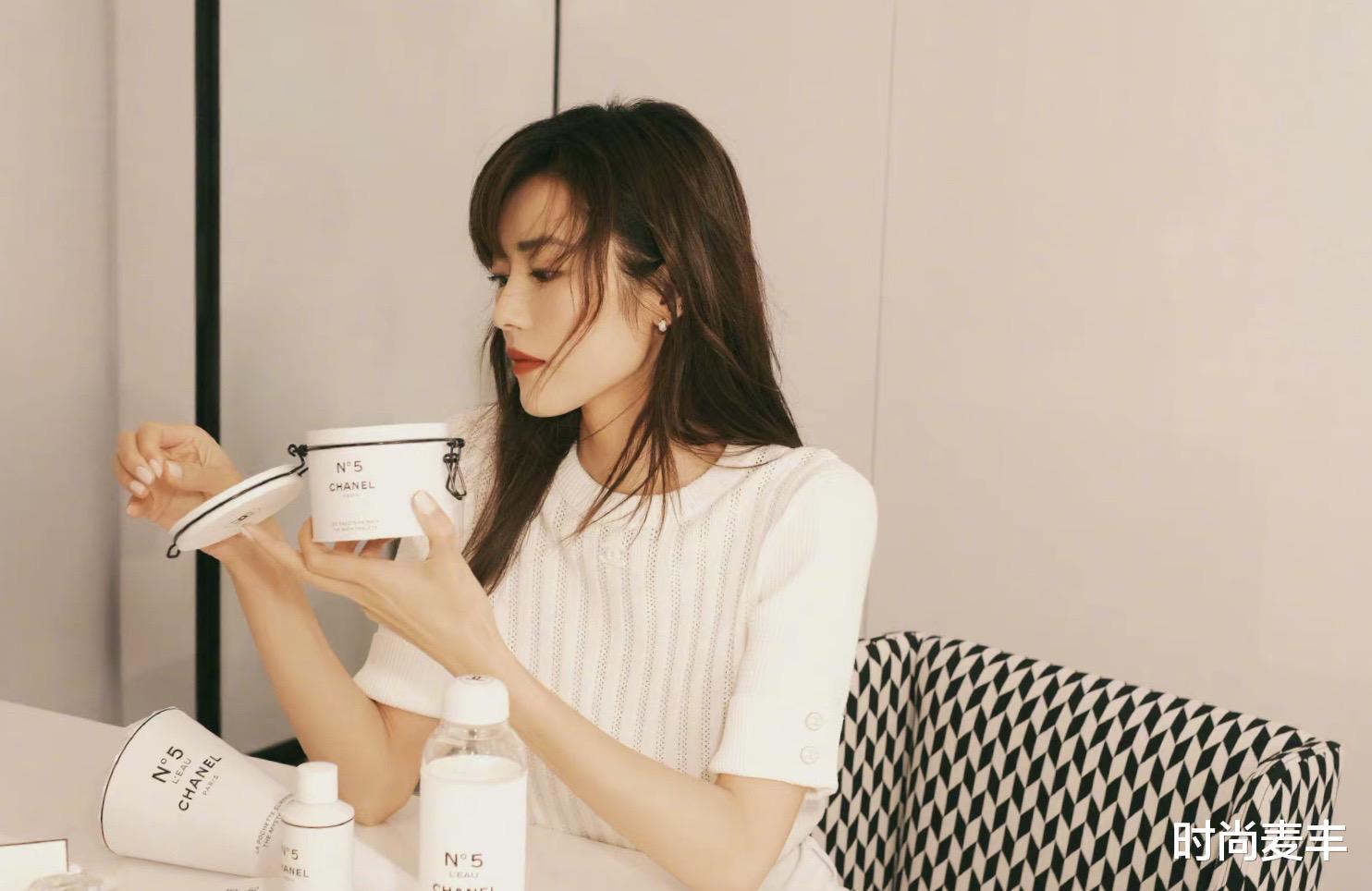 时尚麦丰|刘雯又为香奈儿打call，白色针织上衣配白色长裤，干净清爽