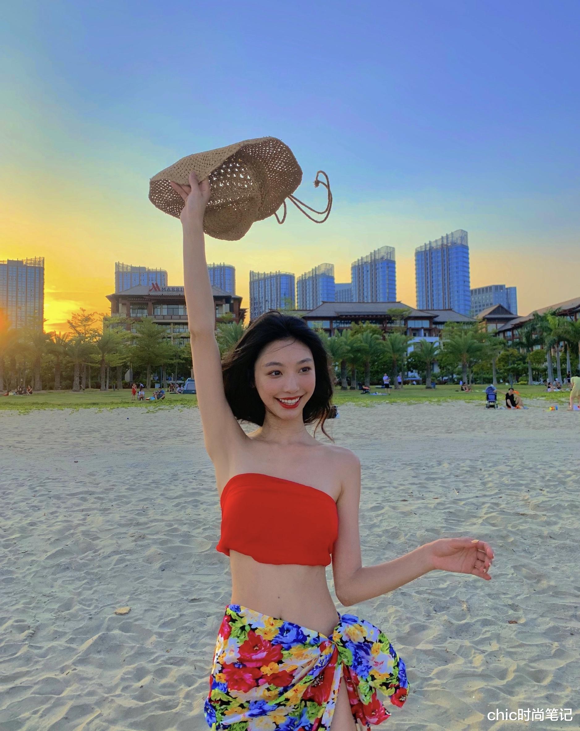 chic时尚笔记|易梦玲氛围感穿搭,这是半藏森林2.0吧,笑起来又像新垣结衣