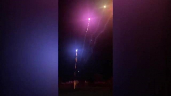 胡思乱想是我的作风 女子死于新冠后骨灰被制成烟花：烟火燃放长达5分钟