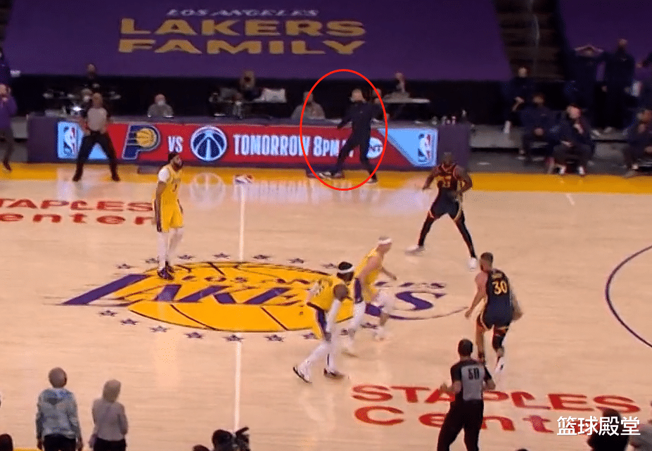 史蒂夫·科尔|裁判眼瞎？库里持球谁注意科尔？一直示意暂停，都冲到湖人半场了
