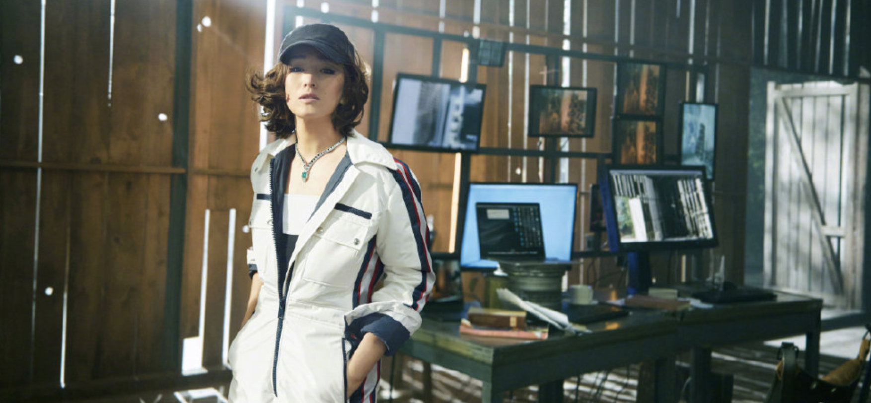 巩俐|巩俐最新杂志封面曝光，拍大片致敬电影，女王气场全开