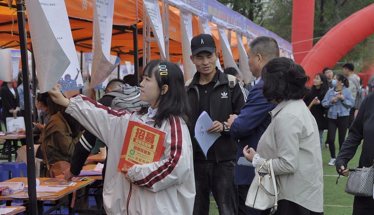 学历歧视|“对不起，我们只看第一学历”，学生坐不住了：硕士博士白读了？