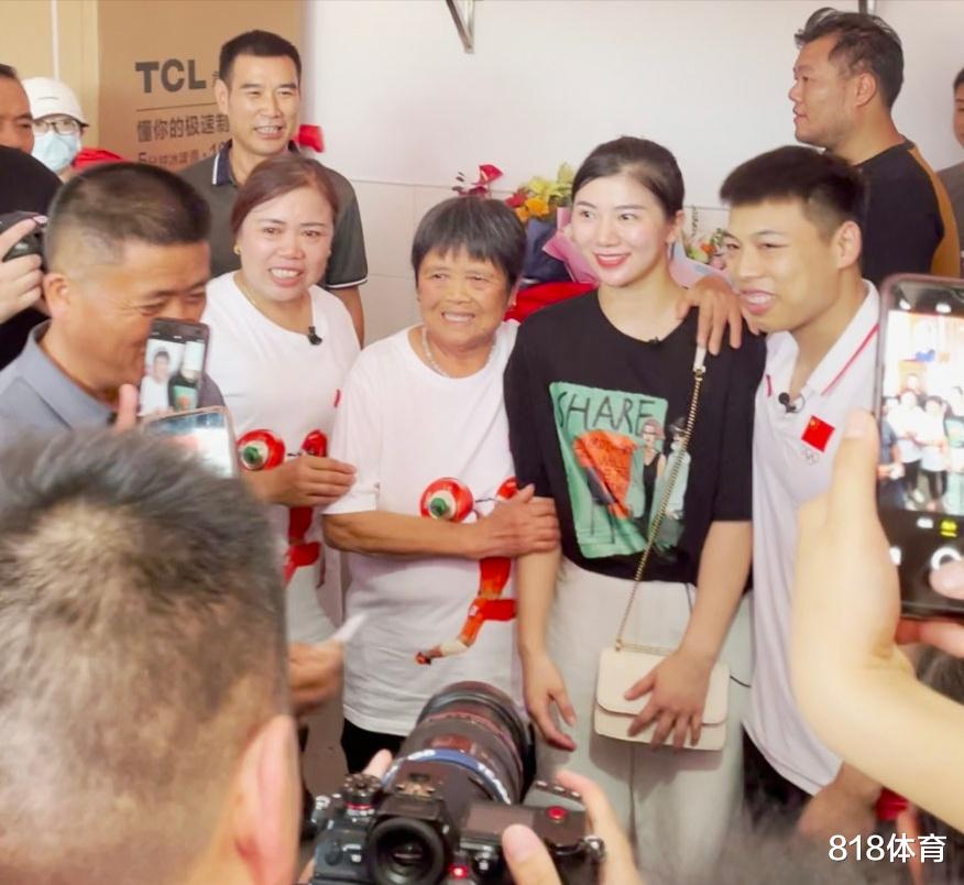 谌利军|衣锦还乡! 举重冠军谌利军携漂亮媳妇省亲, 为操劳母亲佩戴奥运金牌