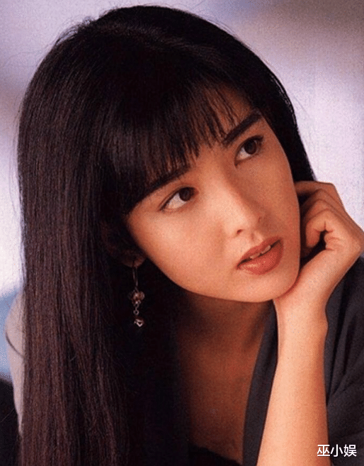 周慧敏|54岁周慧敏现身小县城，满脸皱纹显老气，皮肤松弛捞金太心酸！