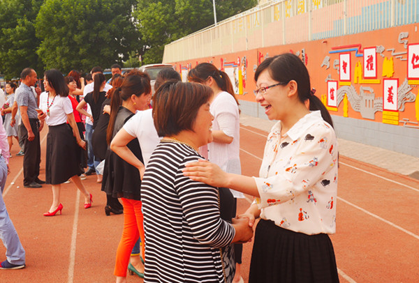 哑铃妈妈|家长常对老师说3句话,比“送礼”和“拍马屁”更管用,你说了吗