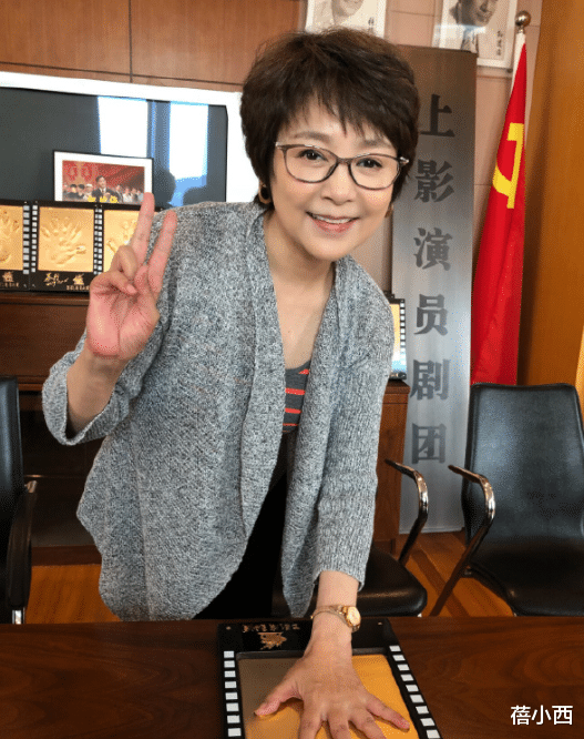 连衣裙|63岁的张瑜气质真优雅，穿修身连衣裙配短发，又成大了婶们的典范