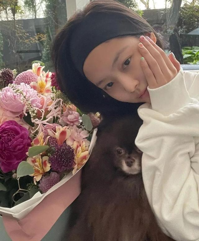 明星素颜 Jennie的名品素颜是真是假？为何眼周自带“大地色眼影”？