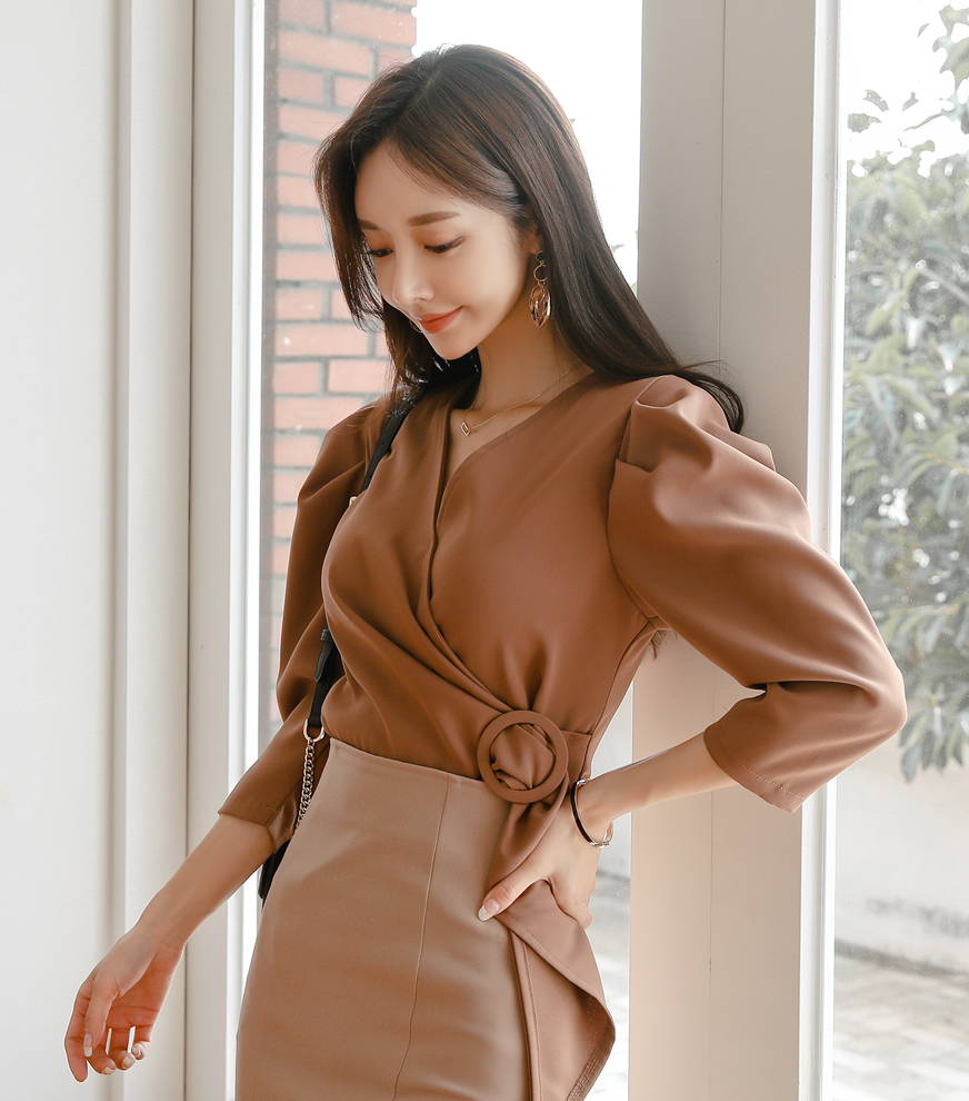 现代女性衣品鉴赏 时尚新品-古铜泛棕玲珑花袖交衩职业裙