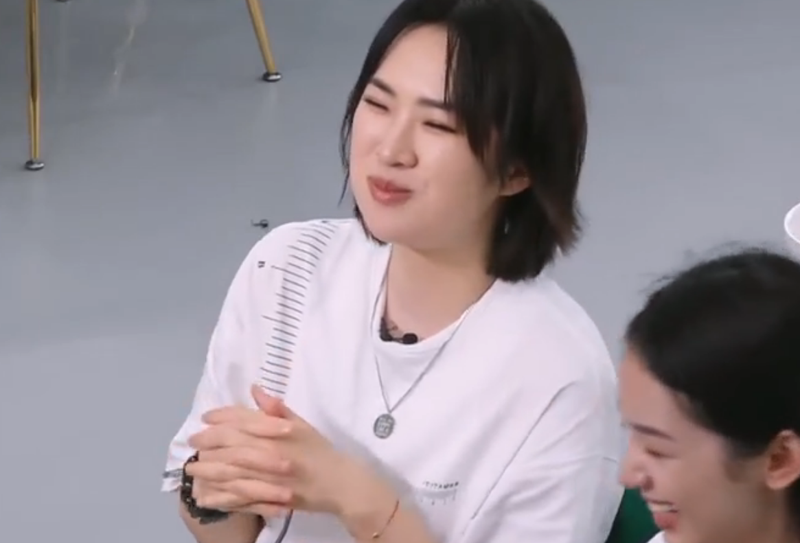 姚安娜|《中餐厅》姚安娜渐入佳境，主动与李小鹏攀谈，彰显良好家教