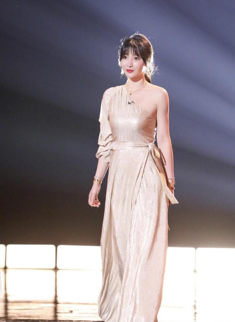 柳岩|柳岩穿衣真胆大，身穿连衣裙秀丰润饱满身材，挤得厉害也不怕走光