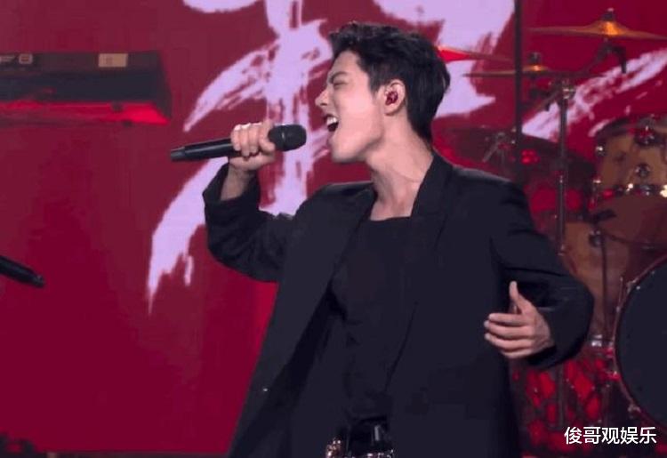 肖战|摇滚肖战太可爱，动作生疏却唱功了得，这首歌是他唱给粉丝听的