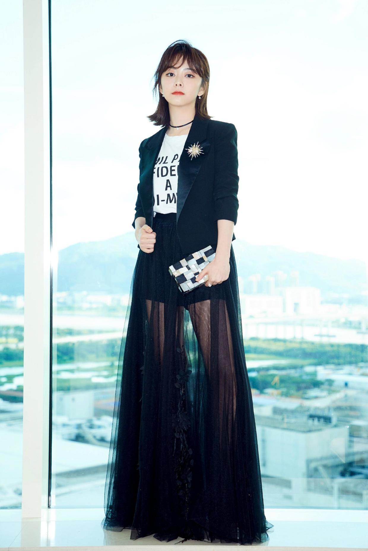 美国队|小个子谭松韵气场全开，西装套装打造霸气一面，职场风造型更利落