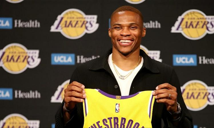 湖人队 振奋人心！湖人4换3交易完成之后，历史三双王正式亮相+霸气表态