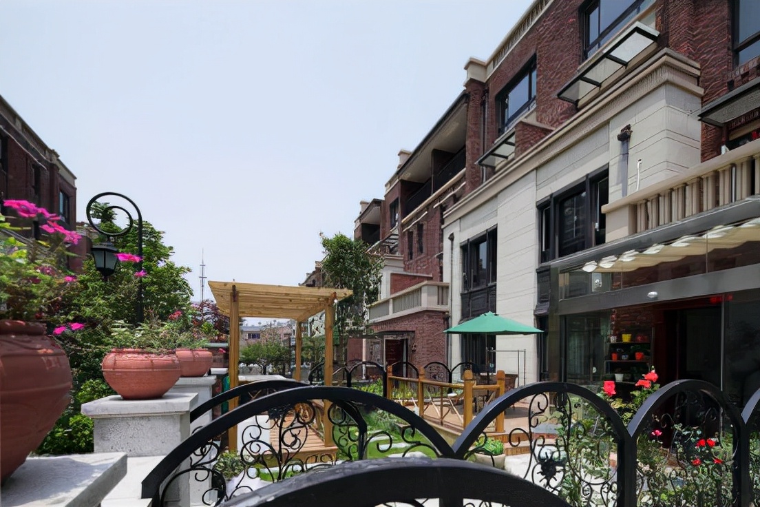 一楼+地下室+花园和顶层+露台,该买哪套?钱都带了,在线等,急