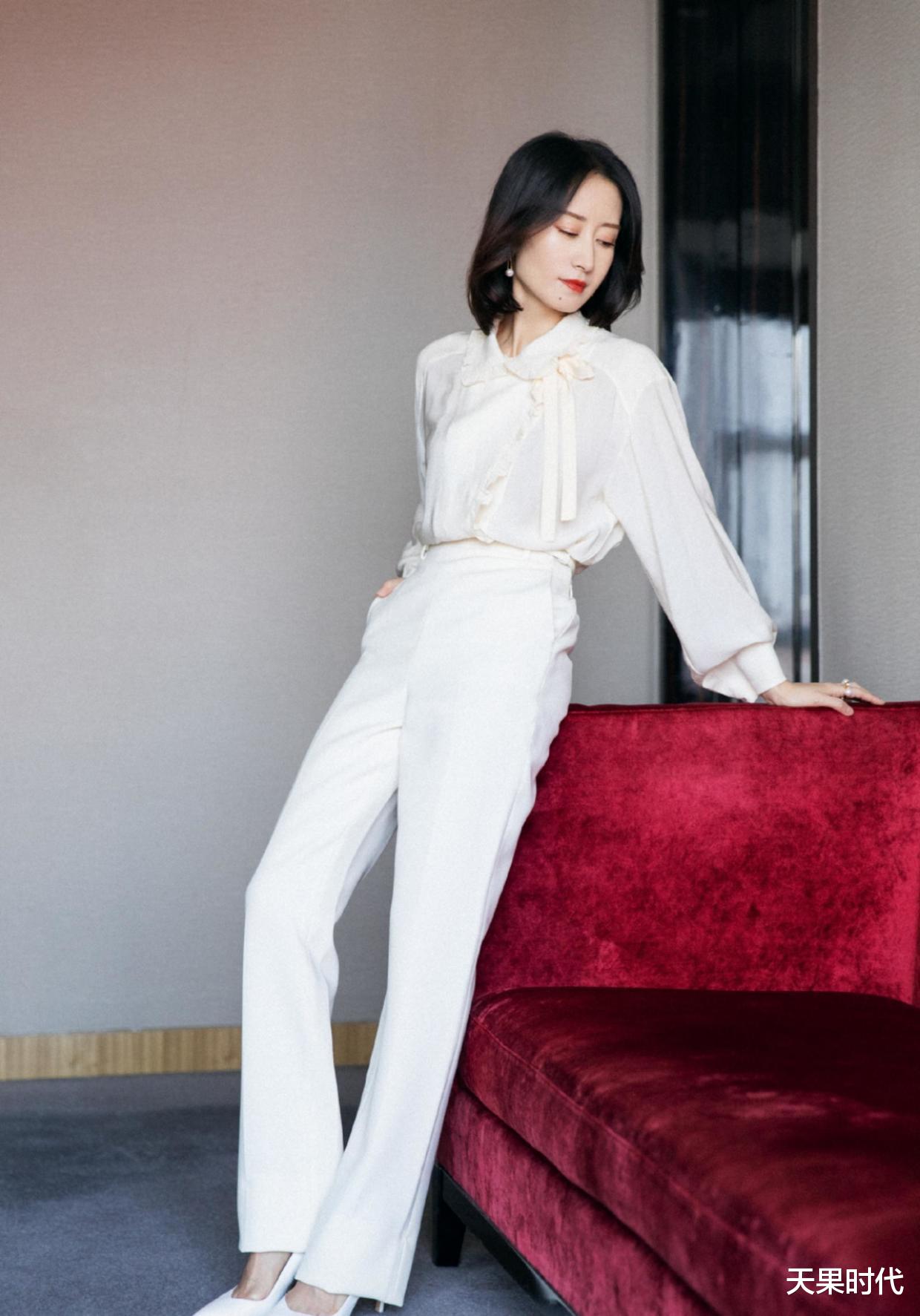 穿衣搭配|刘敏涛面白唇红很贵气，“自己买冰激凌”真的很酷，自信独立是王道