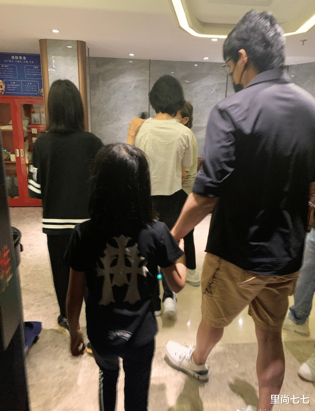 贝儿|陆毅一家四口亮相，贝儿瘦太狠腿像竹竿，紧身打底穿成宽松运动裤