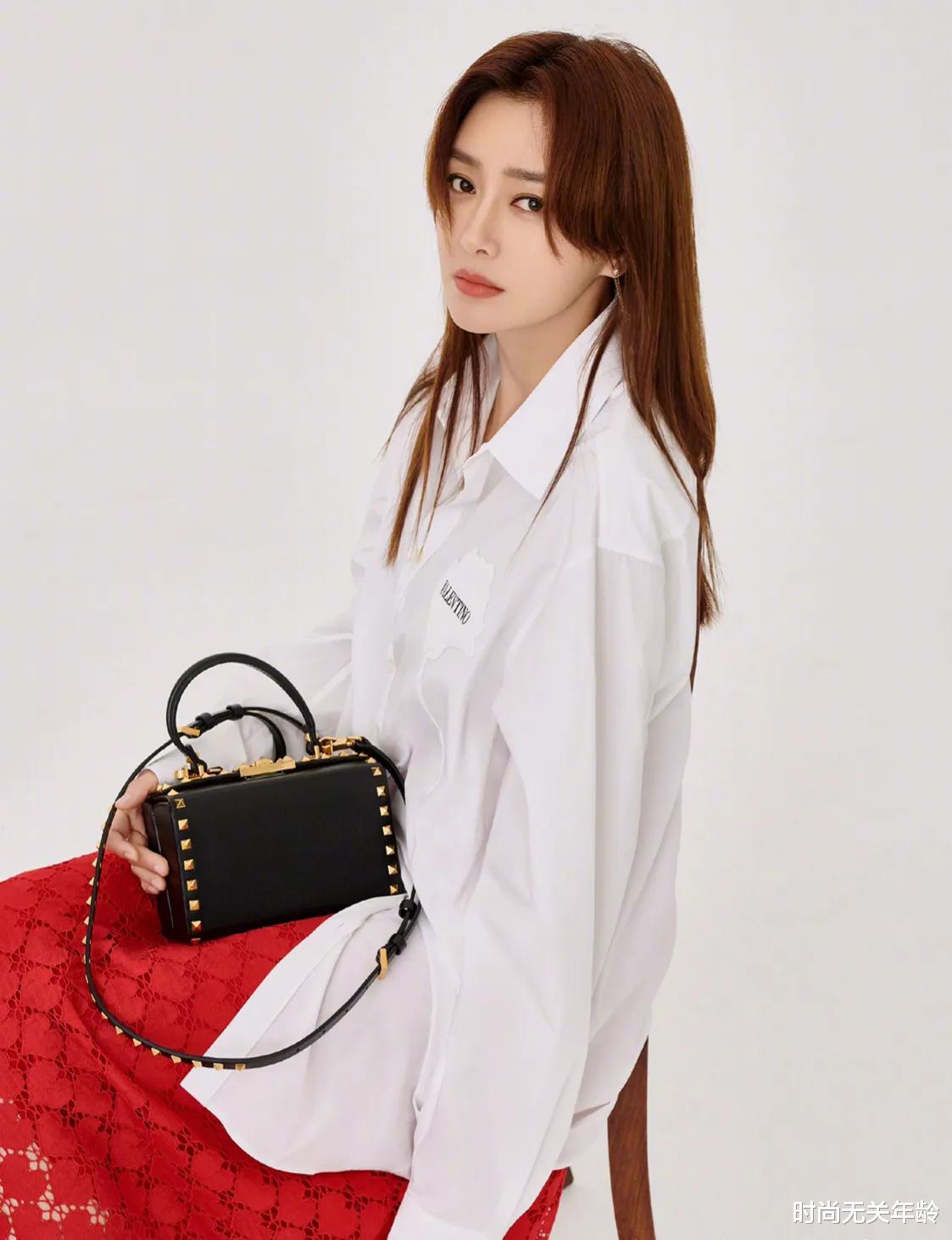 时尚无关年龄|秦岚人到中年仍有少女感,印花裙慵懒随意,活出了女人的自信