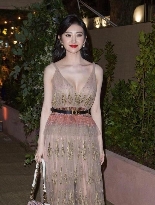 景甜|景甜的身材越来越丰满，穿低胸吊带裙藏不住傲人上围，溢出感十足