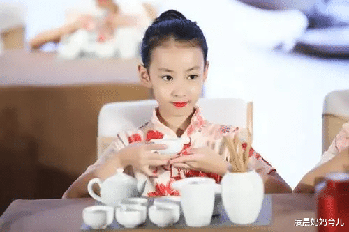 凌晨妈妈育儿|萌娃穿搭潮范儿十足，气场全开，原来打扮孩子有这么多好处