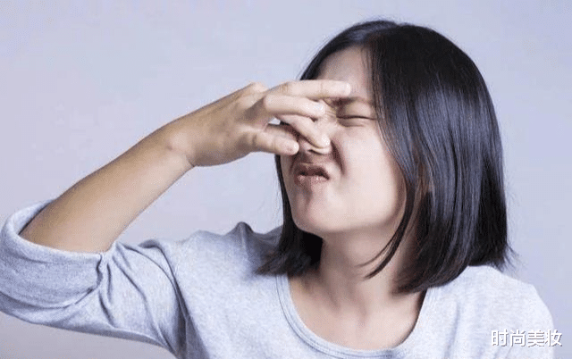 |卧室再大，也不要放床头柜了！现在流行这样弄，高级美观还不占地