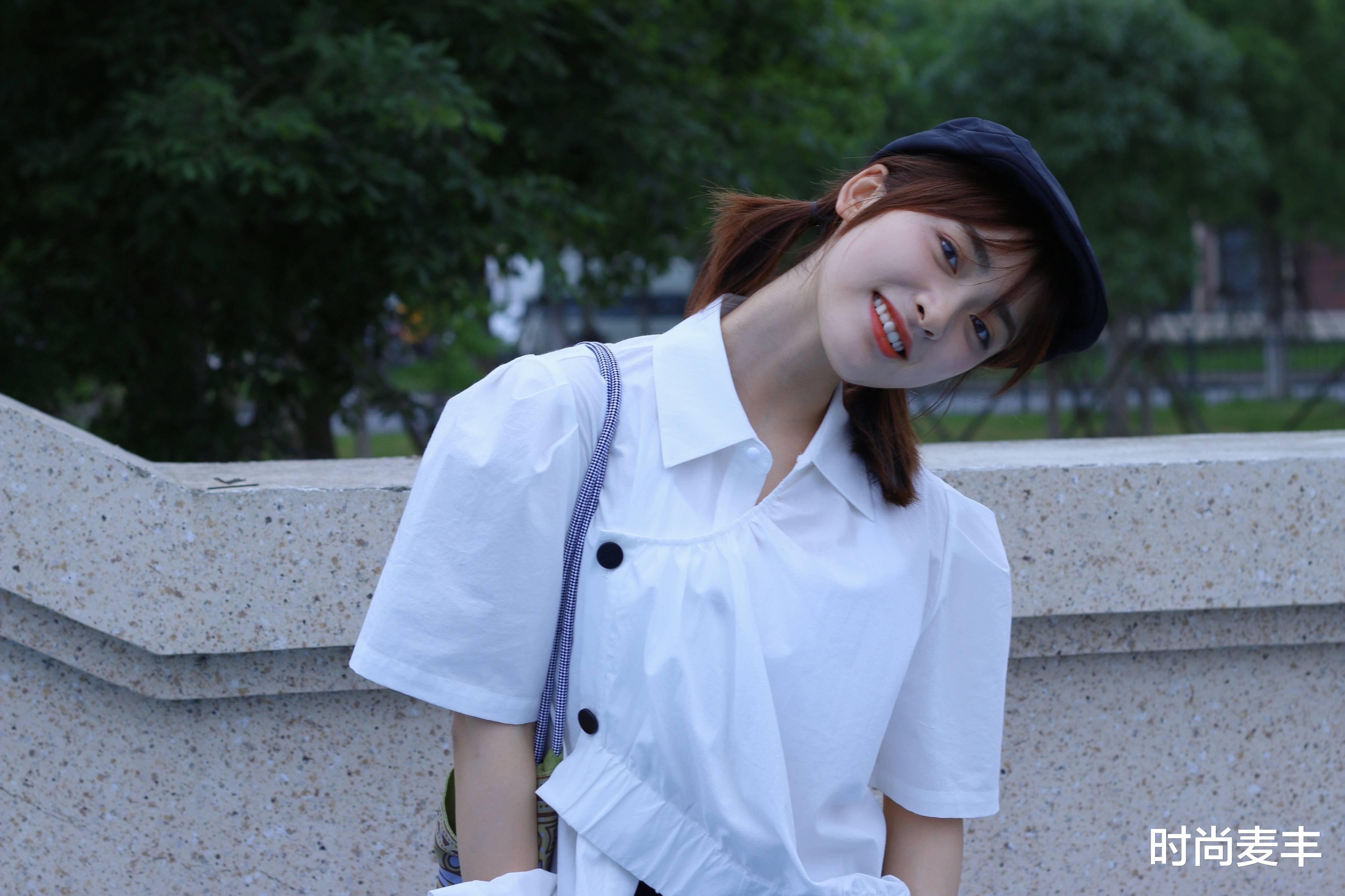 时尚麦丰|久违的沈月最新写真,白色上衣配背带裤,看上去最多18岁