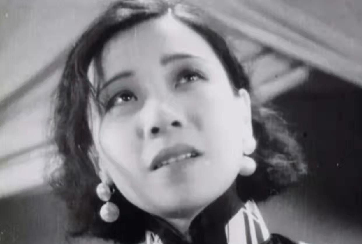 |她的生命停留在25岁，30万人主动为她送葬，现场还有7人为她殉情