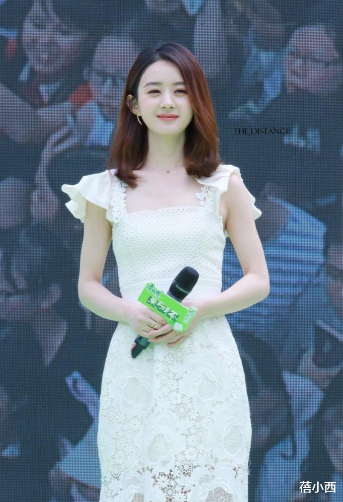 蓓小西|赵丽颖的早秋造型太成功,休闲外套配连帽卫衣,松松搭配真时髦