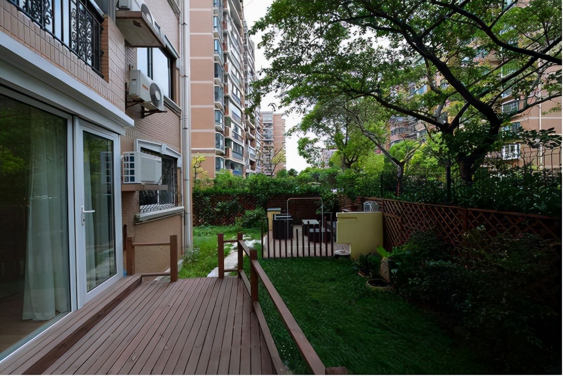 一楼+地下室+花园和顶层+露台,该买哪套?钱都带了,在线等,急