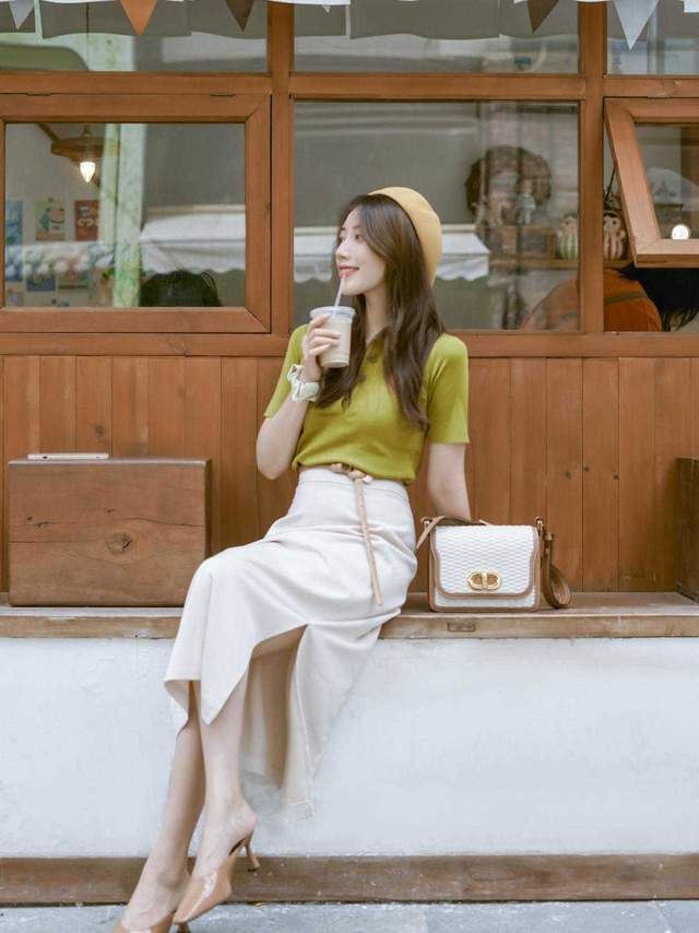 何有强|秋季这样穿不会单调,绿色卫衣搭配粉色短裙简约洋气,少女感爆棚