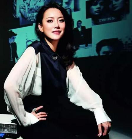 谢霆锋|发文愿等谢霆锋一辈子，早年未婚早孕，是古惑仔少女也是如今的老板娘