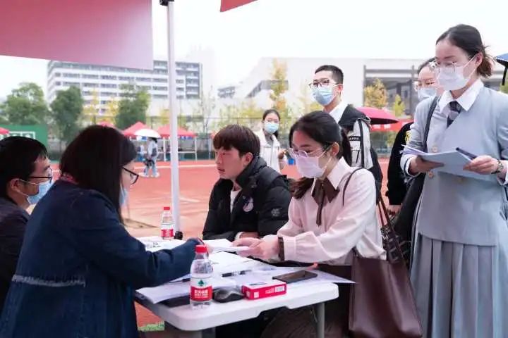 招聘|“我被连续暴击！”招聘会研究生被四个问题问懵！简历都不敢递了