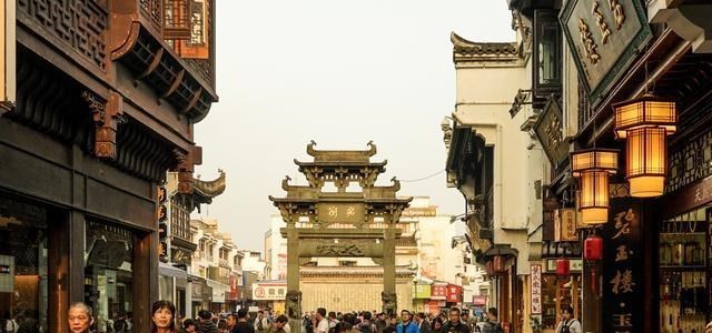 古镇 坐拥两大世界遗产，国际知名度超省会，在省内经济排名却很尴尬