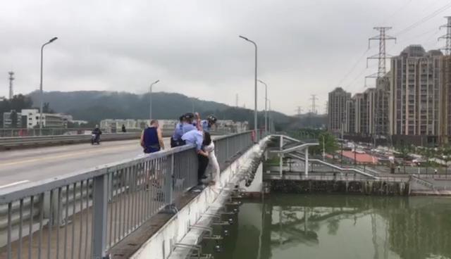 羊城派 江门蓬江警员合力救起欲跳河轻生女子