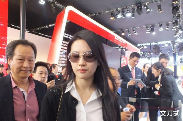 刘亦菲|33岁的刘亦菲，走到今天该怪谁呢？成于干爹败于自己