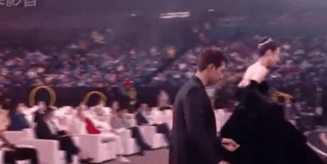 迪丽热巴|迪丽热巴微博之夜再添恋情锤？躲闪李现的搀扶，却主动靠近黄景瑜