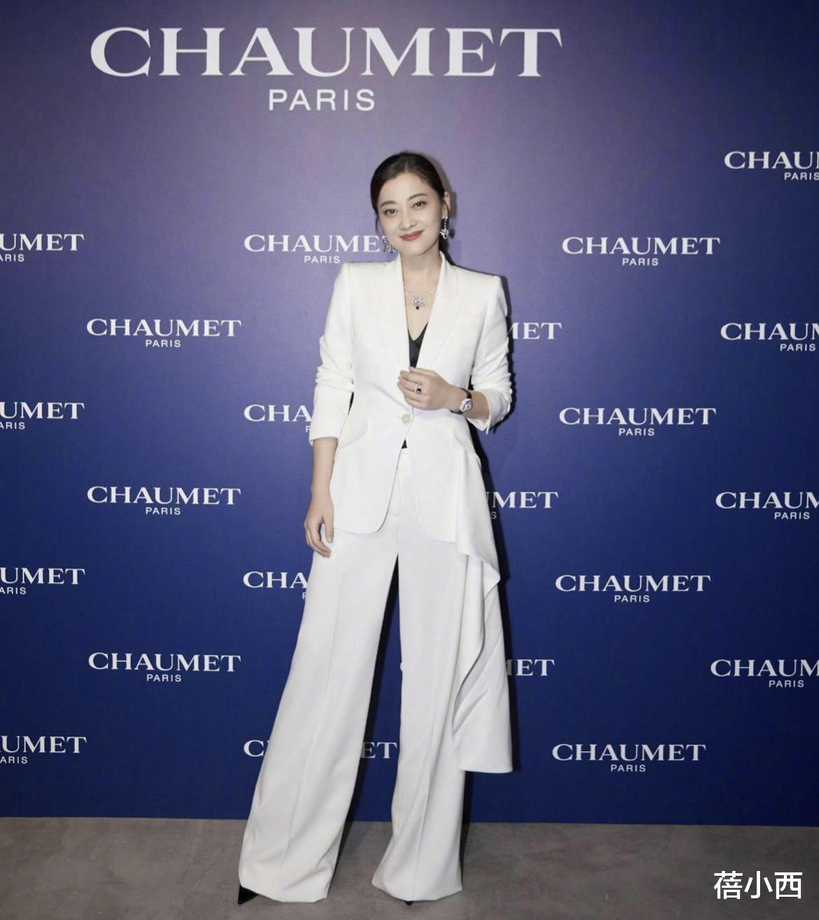 蓓小西|梅婷与老公走机场,穿宽松黑裙子配渔夫帽,简约低调却蛮有高级感