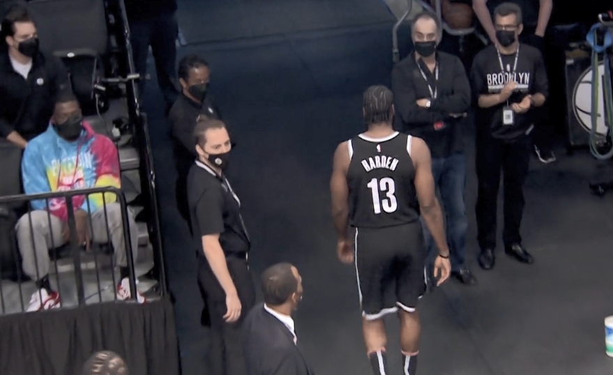 詹姆斯·哈登|突发！哈登只打43秒就回更衣室，突破传球后手捂大腿后侧很不舒服