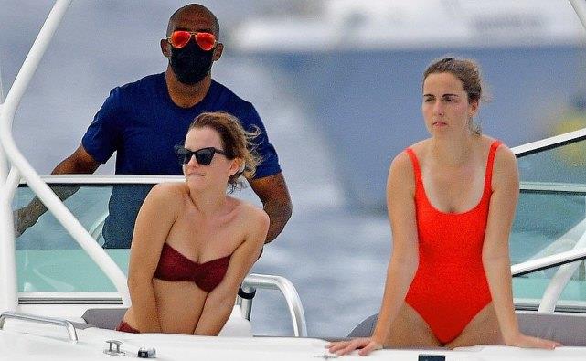 艾玛·沃特森|31岁艾玛·沃特森海滩放松，不胖不瘦略微驼背，终于要重返荧幕了