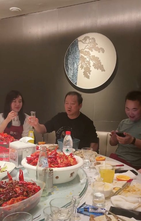 唐鉴军|52岁“谢广坤”现身酒局，豪饮一杯满脸通红，身旁美女吞云吐雾