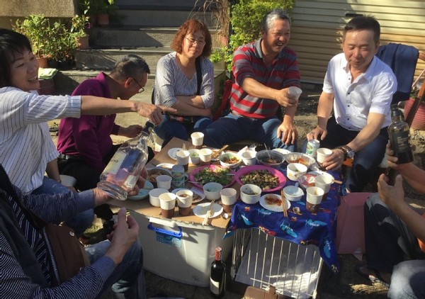 郭碧婷|郭碧婷爸爸请邻居吃饭，疑用狗笼子当饭桌，一次性餐具显廉价