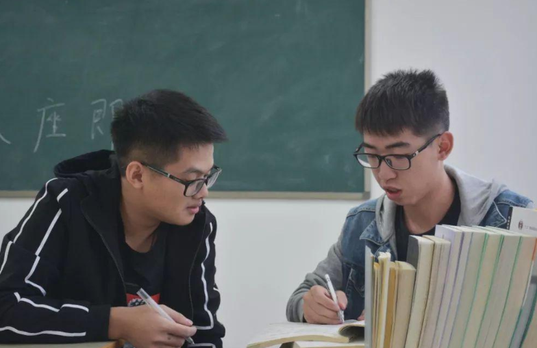 学霸|父母什么职业容易培养出学霸，工薪阶层成垫底，榜首在意料之中