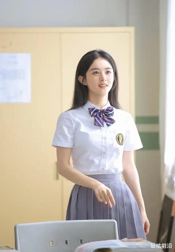 最炫前沿|赵丽颖当妈后越来越少女,穿一身JK制服,完全看不出是30+的女人