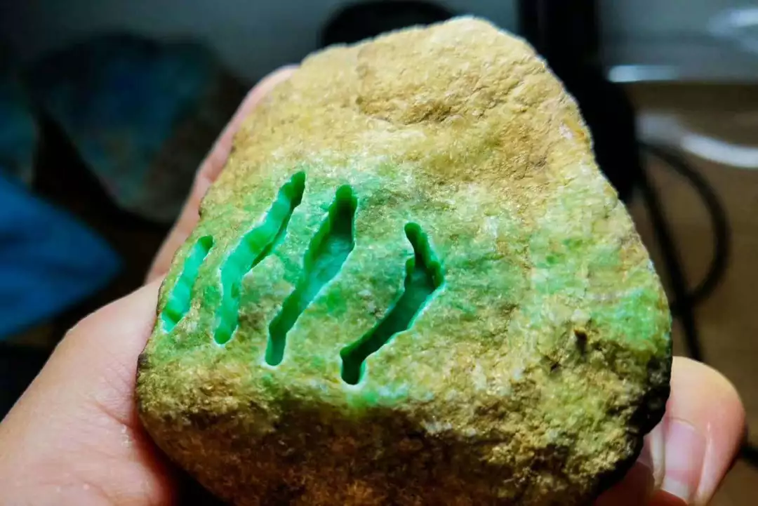 文玩|2万入手的翡翠原石，没想到成品出来后没个几十倍的价还不卖了