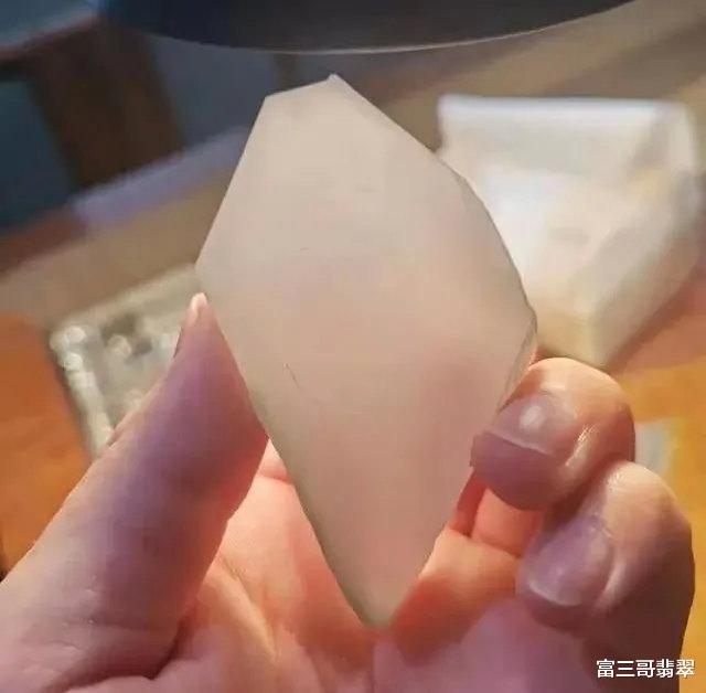 翡翠|玉赏 | 肉质细腻的翡翠片料,融合精湛的雕工,起货效果绝了!